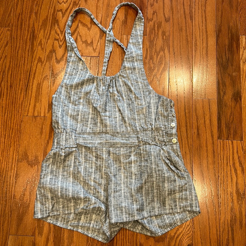 Women’s size 4 shorts jumper. Name brand MYNE Ashley Ann. Front pockets.
